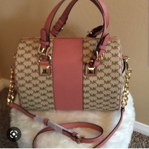 NOT FOR SALE LOOKING FOR THIS PURSE IF ANYONE HAVE IT PLEASE LET ME KNOW.